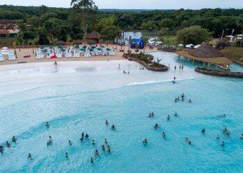 Baile do Havaí, pool party, desfile de fantasias prometem agitar Carnaval no Blue Park