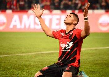 Sem acordo com Palmeiras ou Corinthians, Rony pode permanecer no Athletico