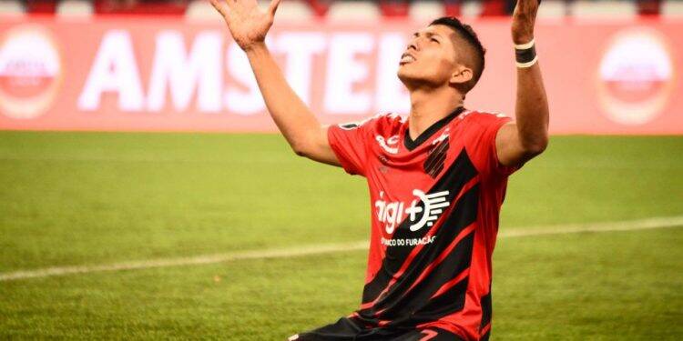 Sem acordo com Palmeiras ou Corinthians, Rony pode permanecer no Athletico