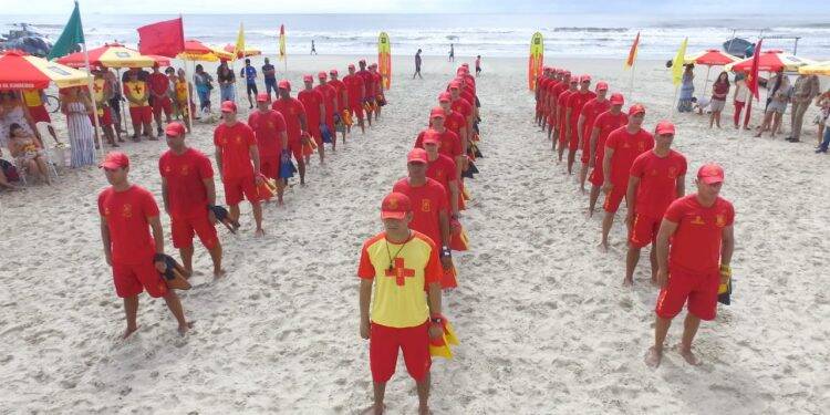 Corpo de Bombeiros forma nova turma de guarda-vidas