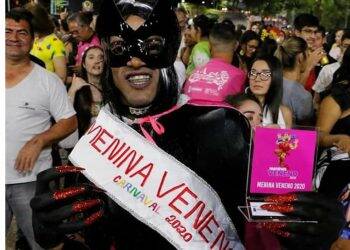 Mulher Gato vence 40ª edição do bloco “Meninas Veneno” e dedica vitória à esposa