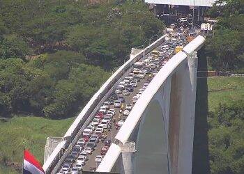 Motociclistas brasileiros fecham Ponte da Amizade em protesto contra fiscalização paraguaia
