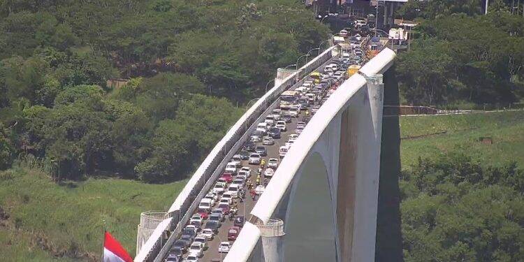 Motociclistas brasileiros fecham Ponte da Amizade em protesto contra fiscalização paraguaia