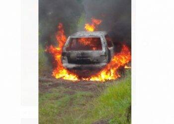Carro é incendiado na região da Ponte da Amizade