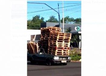 Carro é flagrado com o para-brisas tapado por paletes