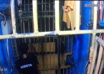 Preso esfaqueia agente na delegacia de Matelândia