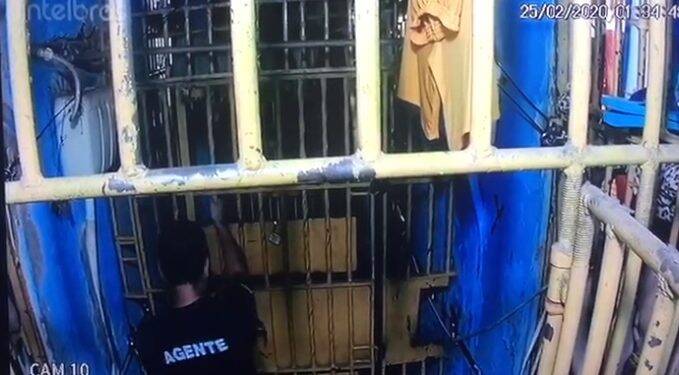 Preso esfaqueia agente na delegacia de Matelândia