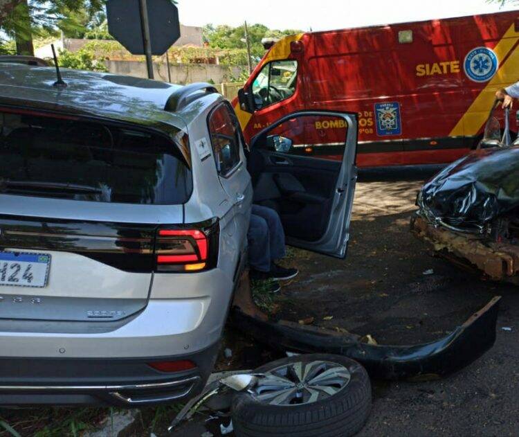 Acidente deixa motorista ferido no cruzamento entre Guimarães Rosa e José Maria de Brito