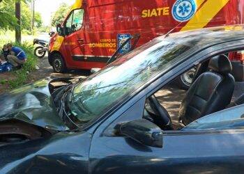 Acidente deixa motorista ferido no cruzamento entre Guimarães Rosa e José Maria de Brito
