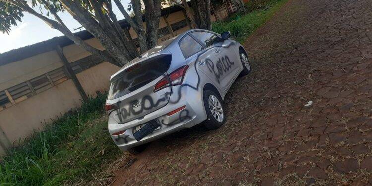 Mulher tem carro vandalizado no centro de Foz do Iguaçu