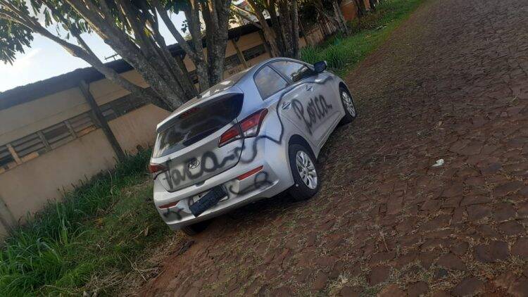 Mulher tem carro vandalizado no centro de Foz do Iguaçu