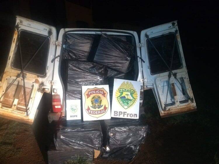 Fiorino é apreendido carregado com 50 caixas de cigarros paraguaios.