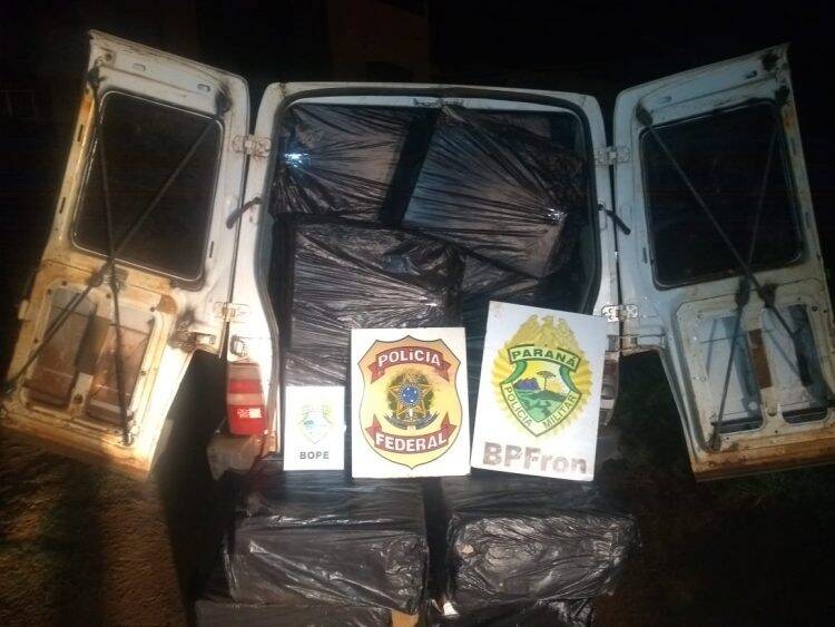 Fiorino é apreendido carregado com 50 caixas de cigarros paraguaios.