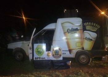 Fiorino é apreendido carregado com 50 caixas de cigarros paraguaios.