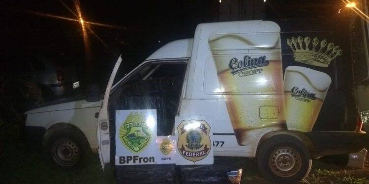 Fiorino é apreendido carregado com 50 caixas de cigarros paraguaios.