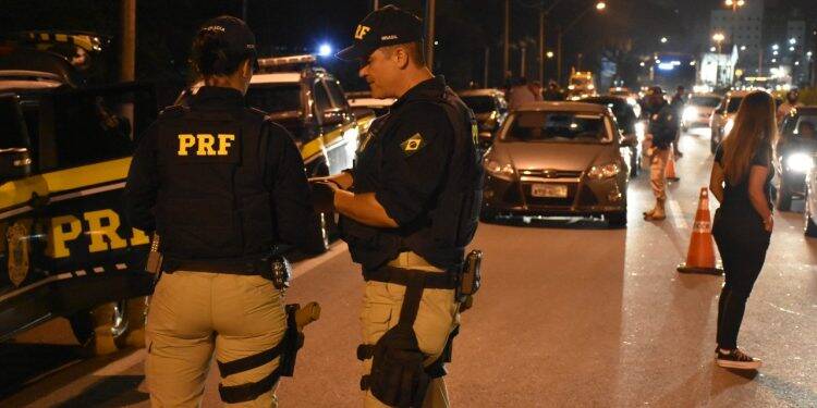 Em apenas uma noite, PRF autua 56 motoristas bêbados no Paraná