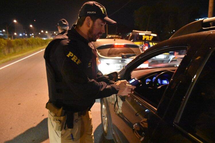 Em apenas uma noite, PRF autua 56 motoristas bêbados no Paraná