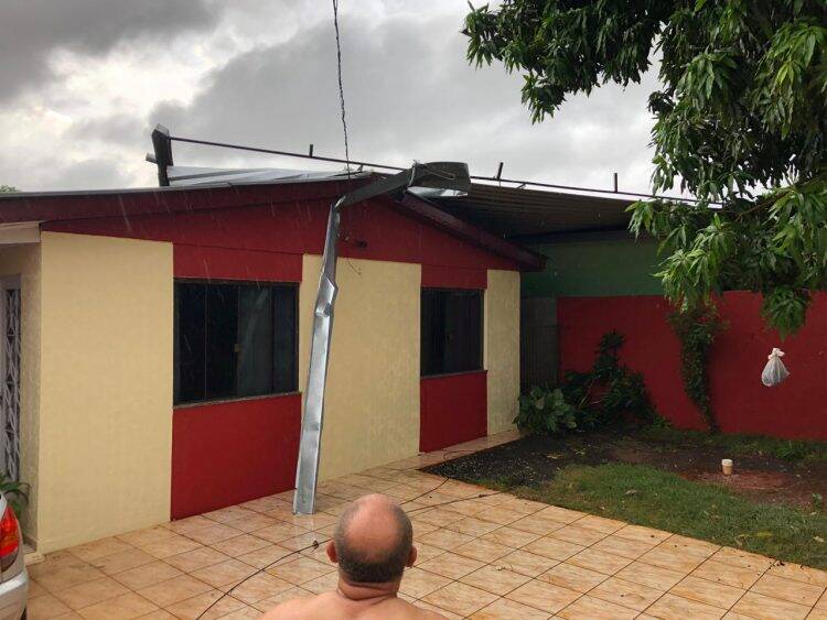 Vento em Foz chega a 70 km/h e teto de galpão cai sobre residências