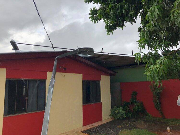 Vento em Foz chega a 70 km/h e teto de galpão cai sobre residências