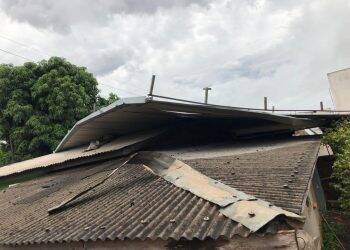 Vento em Foz chega a 70 km/h e teto de galpão cai sobre residências