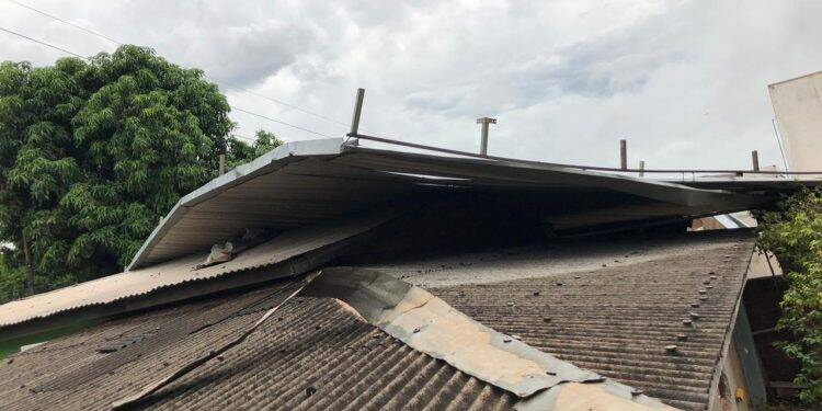 Vento em Foz chega a 70 km/h e teto de galpão cai sobre residências