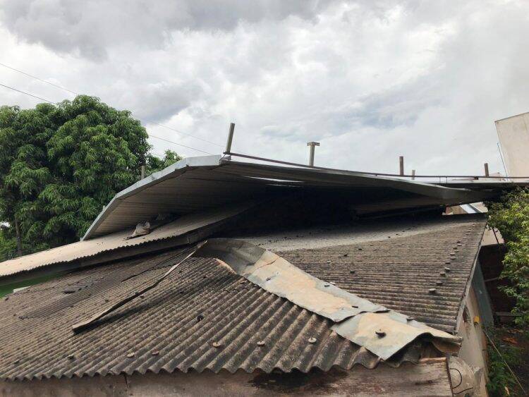 Vento em Foz chega a 70 km/h e teto de galpão cai sobre residências