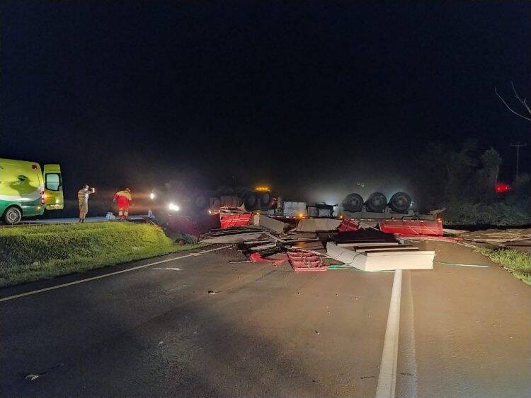 Carreta tomba na baixada do leão, na BR 277, e motorista fica preso as ferragens