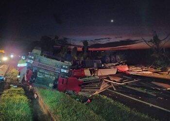 Carreta tomba na baixada do leão, na BR 277, e motorista fica preso as ferragens