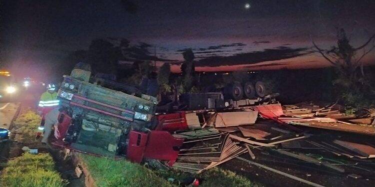 Carreta tomba na baixada do leão, na BR 277, e motorista fica preso as ferragens