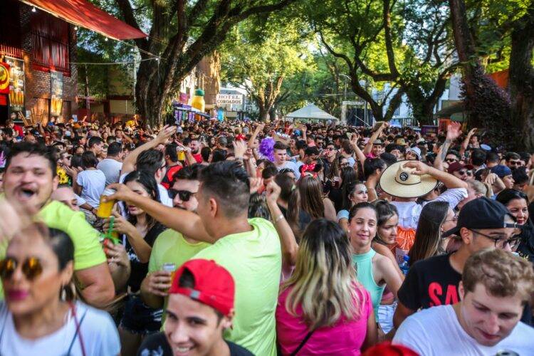Confira as imagens do primeiro dia do Carnaval da Saudade