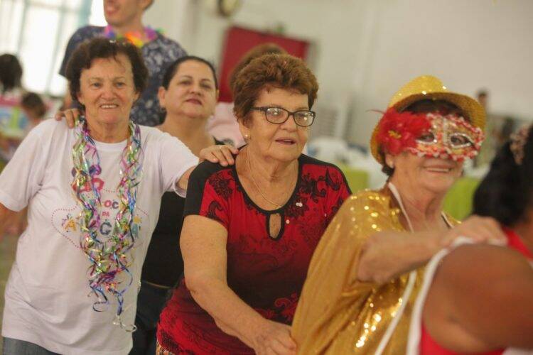 Carnafalls leva folia aos bairros e atrai mais de 2 mil pessoas