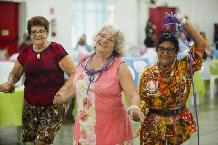 Carnafalls leva folia aos bairros e atrai mais de 2 mil pessoas