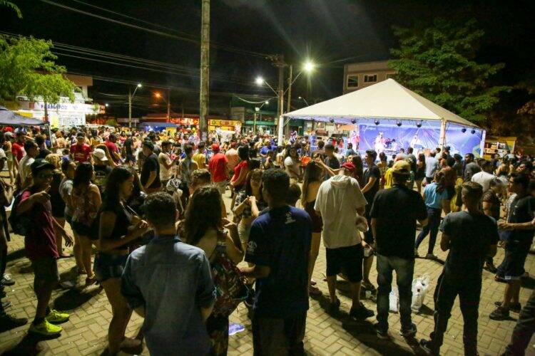 Carnafalls leva folia aos bairros e atrai mais de 2 mil pessoas
