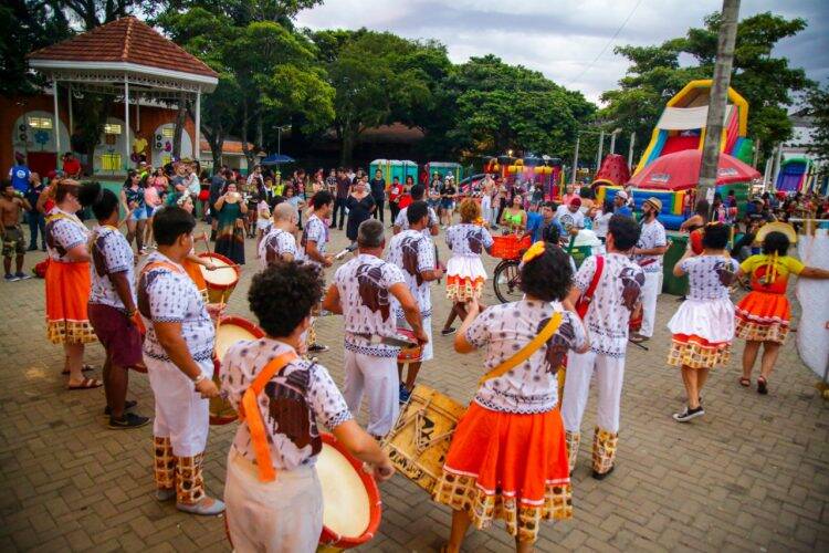 Carnafalls leva folia aos bairros e atrai mais de 2 mil pessoas