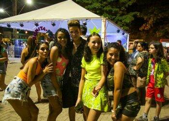 Carnafalls leva folia aos bairros e atrai mais de 2 mil pessoas