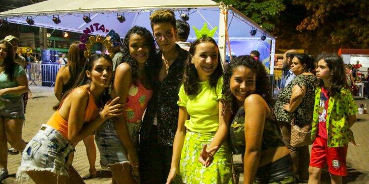 Carnafalls leva folia aos bairros e atrai mais de 2 mil pessoas