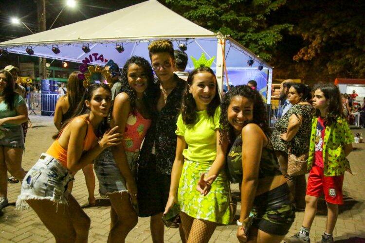 Carnafalls leva folia aos bairros e atrai mais de 2 mil pessoas