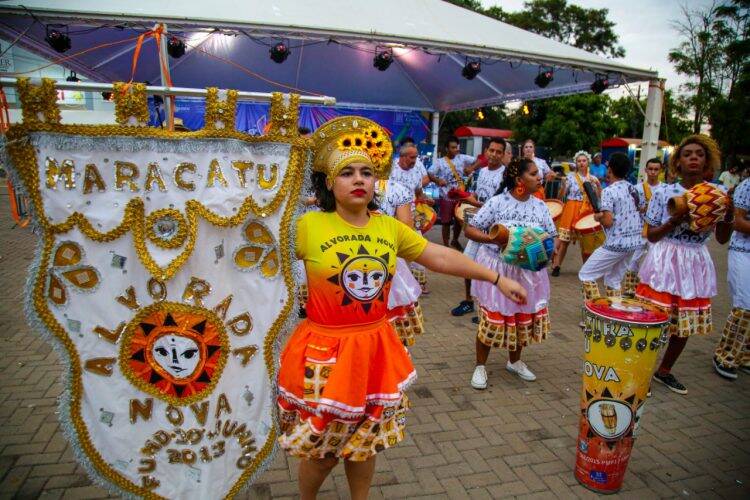 Carnafalls leva folia aos bairros e atrai mais de 2 mil pessoas