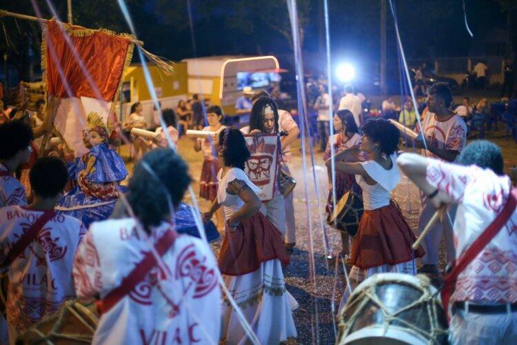 Carnafalls leva folia aos bairros e atrai mais de 2 mil pessoas