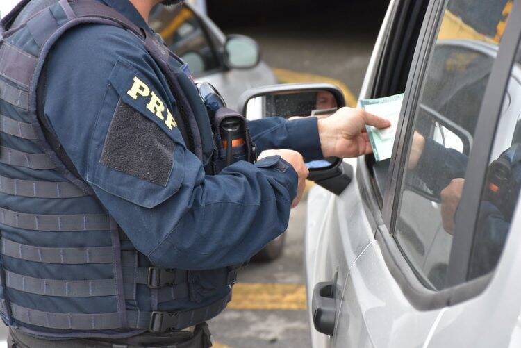 PRF flagra um motorista bêbado por hora durante o Carnaval no Paraná; 11 pessoas morreram