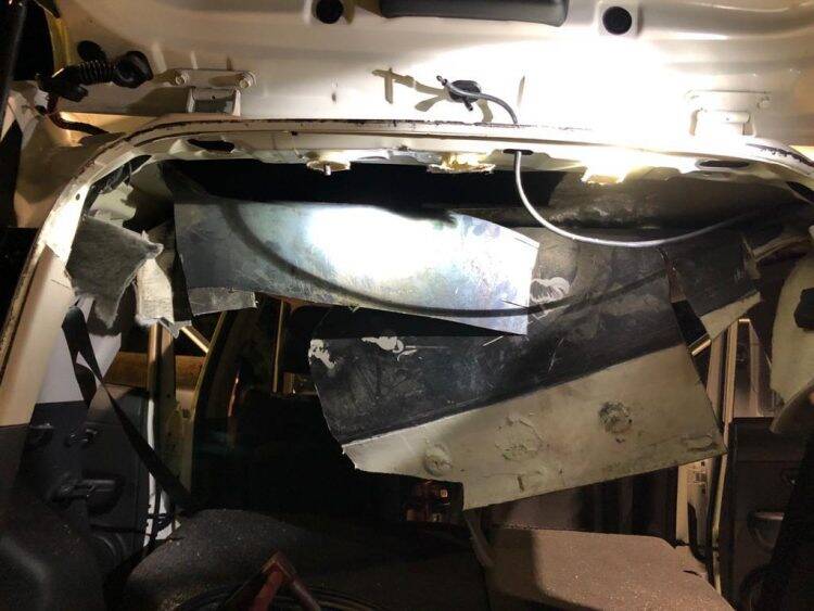 PRF apreende mercadorias escondidas no teto de veículo de passeio