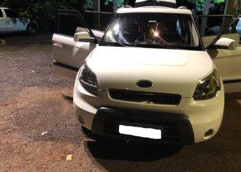 PRF apreende mercadorias escondidas no teto de veículo de passeio