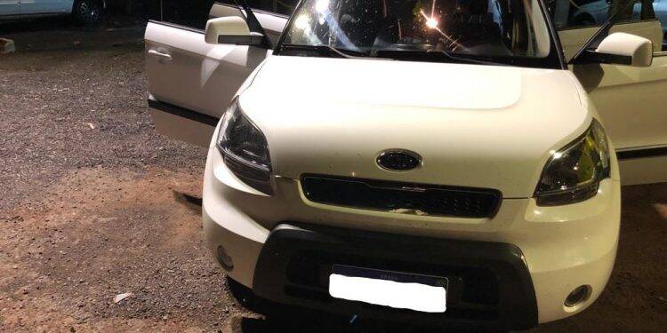 PRF apreende mercadorias escondidas no teto de veículo de passeio