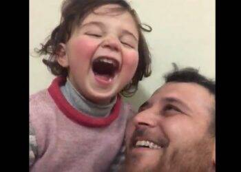 Em meio à guerra na Síria, pai inventa brincadeira para fazer filha rir de bomba; assista