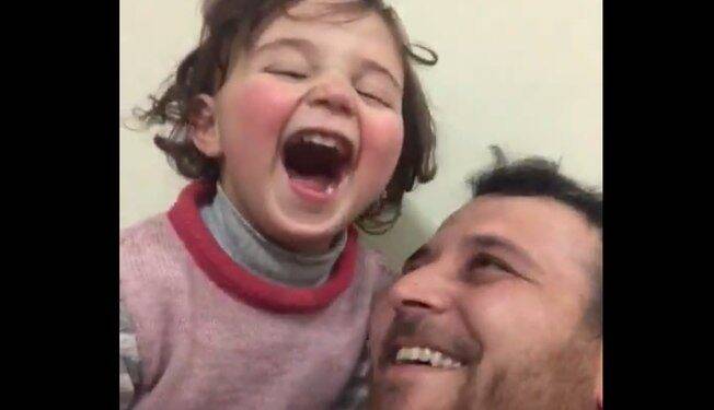 Em meio à guerra na Síria, pai inventa brincadeira para fazer filha rir de bomba; assista