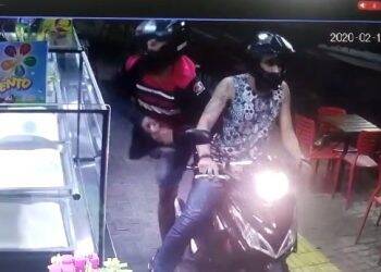 Vídeo mostra assalto à lanchonete no centro de Foz do Iguaçu