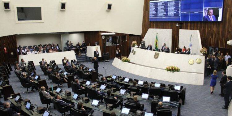 Assembleia retoma sessões nesta segunda-feira, com apresentação de  plano de governo por Ratinho Junior
