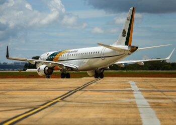 Brasileiros resgatados na China chegam à Base Aérea de Anápolis (GO)