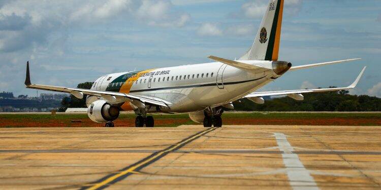 Brasileiros resgatados na China chegam à Base Aérea de Anápolis (GO)