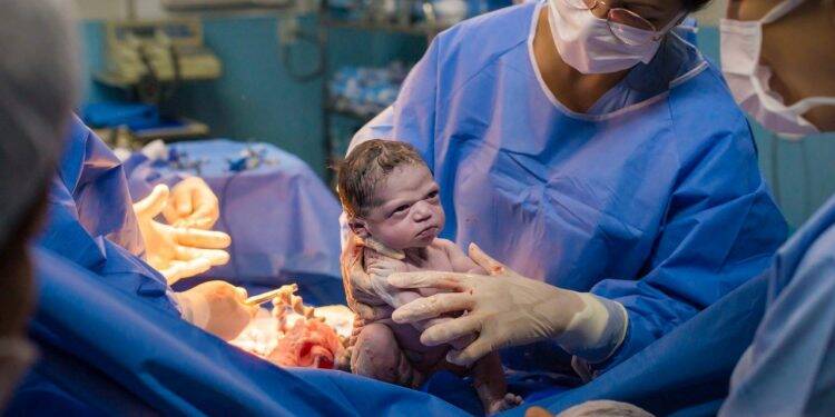 Bebê nasce “brava” e foto viraliza. “Nasceu um meme pronto”, diz mãe